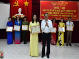 Đồng chí Phạm Văn Hiểu, Phó Bí thư Thường trực Thành ủy, Chủ tịch HĐND thành phố trao Bằng khen của Chủ tịch UBND thành phố cho thí sinh đạt giải nhất hội thi Nguyễn Lê Thu Thuận.