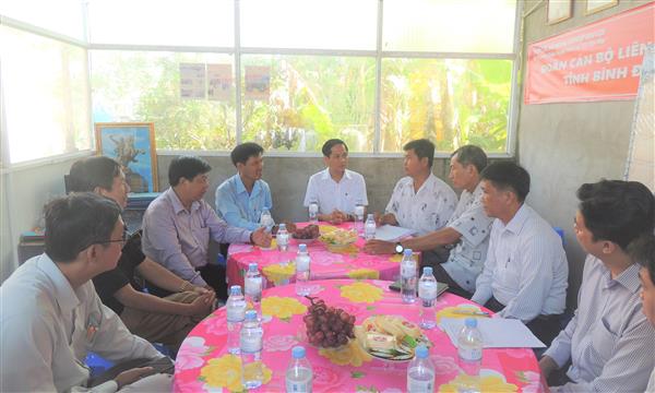 Đồng chí Nguyễn Văn Hồng, Thành ủy viên, Bí thư Huyện ủy Thới Lai (ngồi giữa) trao đổi với Ban Chủ nhiệm Hợp tác xã nông nghiệp Đại Lợi, xã Trường Xuân.