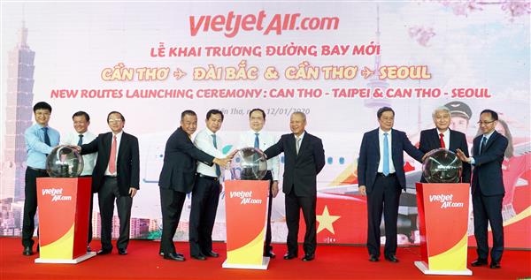 Các đại biểu thực hiện nghi thức khai trương đường bay mới. Ảnh Nhật Hy.