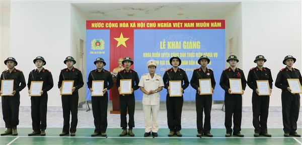 Thiếu tướng Nguyễn Văn Thuận, Ủy viên Ban Thường vụ Thành ủy, Bí thư Đảng ủy, Giám đốc Công an thành phố Cần Thơ trao quyết định phong cấp Bậc hàm binh nhì cho các Chiến sĩ mới.