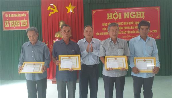 Đồng chí Nguyễn Văn Phòng, Phó Chủ tịch HĐND xã Thạnh Tiến trao giấy khen cho 04 dòng họ học tập, đơn vị học tập tiêu biểu trong thực hiện Quyết định số 281/QĐ-TTg của Thủ tướng Chính phủ.