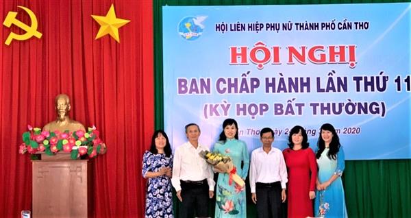 Bà Kim Thoa (cầm hoa) được 100% thành viên Ban Chấp hành có mặt tại Hội nghị biểu quyết tín nhiệm giữ chức Chủ tịch Hội LHPN TP Cần Thơ. Ảnh: Hội cung cấp