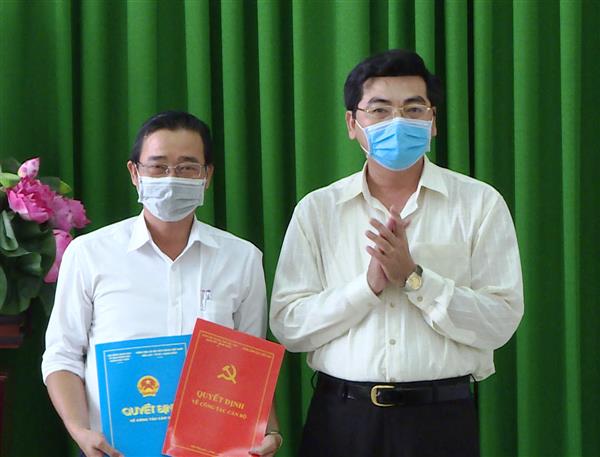 Đồng chí Trần Thanh Bình - Phó Bí thư Quận ủy - Chủ tịch UBND quận Bình Thủy trao quyết định cho đồng chí Hà Quốc Hữu.