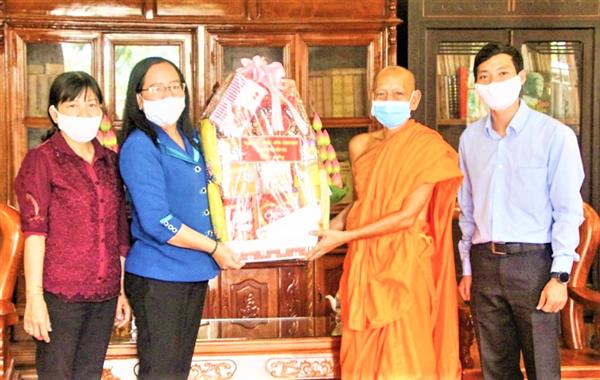 Đồng chí Nguyễn Thúy Hằng cùng các cán bộ Mặt trận thành phố tặng quà Học viện Phật giáo Nam tông Khmer. Ảnh: Thanh Thy.