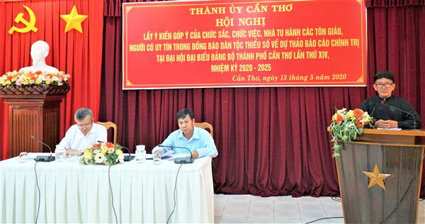 Ông Lê Văn Thưởng, Trưởng Ban đại diện Phật giáo Hòa Hảo TP Cần Thơ đóng góp ý kiến tại hội nghị.