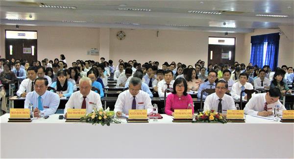 Đồng chí Trần Quốc Trung (thứ nhất bên trái sang) cùng lãnh đạo thành phố tham dự Đại hội đại biểu Đảng bộ Trường Đại học Y Dược Cần Thơ.