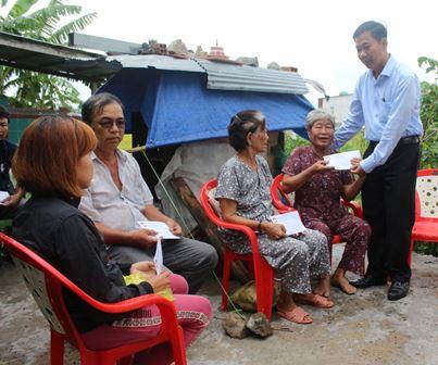 Ông Tống Văn Nhịn, Phó Chủ tịch Thường trực UBMTTQVN TP Cần Thơ trao tiền hỗ trợ gia đình bị thiệt hại do lốc xoáy ở huyện Thới Lai khắc phục hậu quả.