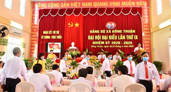 Đại biểu bỏ phiếu bầu Ban Chấp hành Đảng bộ xã Đông Thuận nhiệm kỳ 2020-2025. Đại hội được Ban Thường vụ Thành ủy chỉ đạo điểm rút kinh nghiệm cho đại hội đảng bộc cấp cơ sở trong toàn Đảng bộ thành phố Cần Thơ. Ảnh: Phong Dinh.