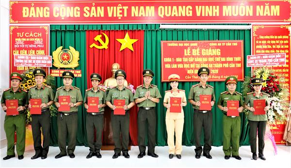 Đồng chí Đại tá Nguyễn Trần Hiếu - Phó Hiệu trưởng Trường Đại học An ninh Nhân dân trao Bằng tốt nghiệp cho các học viên.