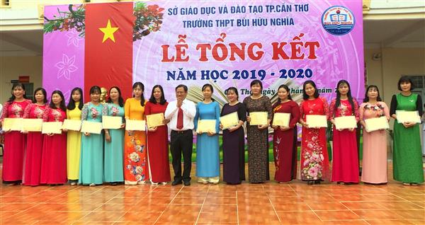 Đồng chí Trần Quốc Vũ, Bí thư Quận ủy Bình Thủy trao giấy chứng nhận “Giáo viên dạy giỏi cấp trường” cho giáo viên Trường THPT Bùi Hữu Nghĩa. Ảnh: Nguyễn Tín.