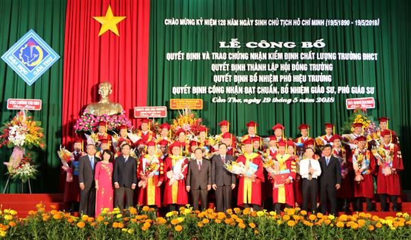 Lễ công bố Quyết định và trao Chứng nhận kiểm định chất lượng Trường Đại học Cần Thơ. Ảnh: Trường ĐHCT cung cấp.