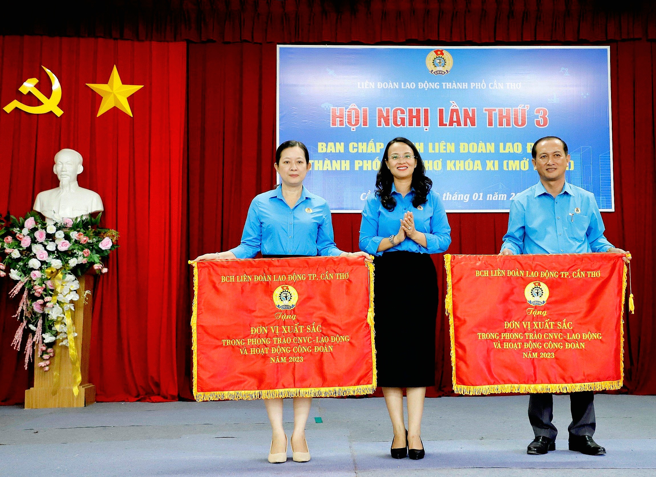 Description: Bà Lê Thị Sương Mai - Chủ tịch Liên đoàn lao động TP. Cần Thơ trao tặng Cờ thi đua của Ban Chấp hành LĐLĐ TP cho LĐLĐ huyện Cờ Đỏ và CĐCS Công ty Cổ phần Cấp thoát nước Cần Thơ.