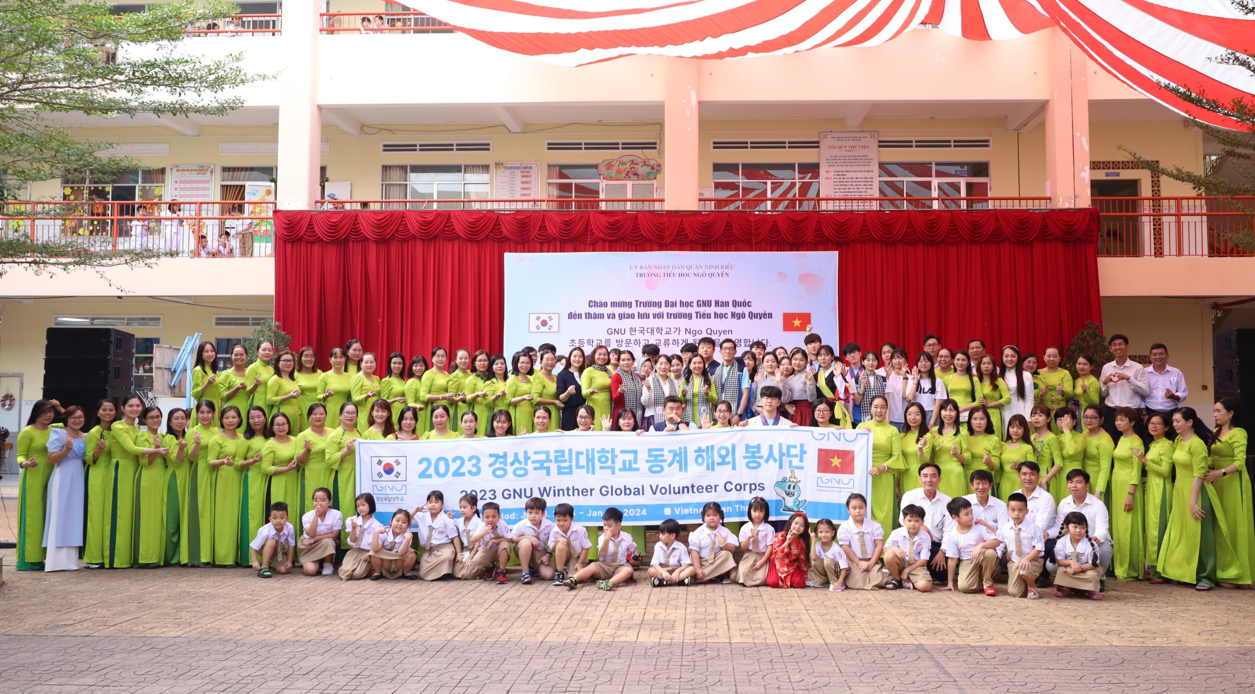 Cán bộ, sinh viên Trường Đại học quốc gia Gyeongsang, Hàn Quốc giao lưu cùng học sinh, giáo viên trường Tiểu học Ngô Quyền, quận Ninh Kiều.