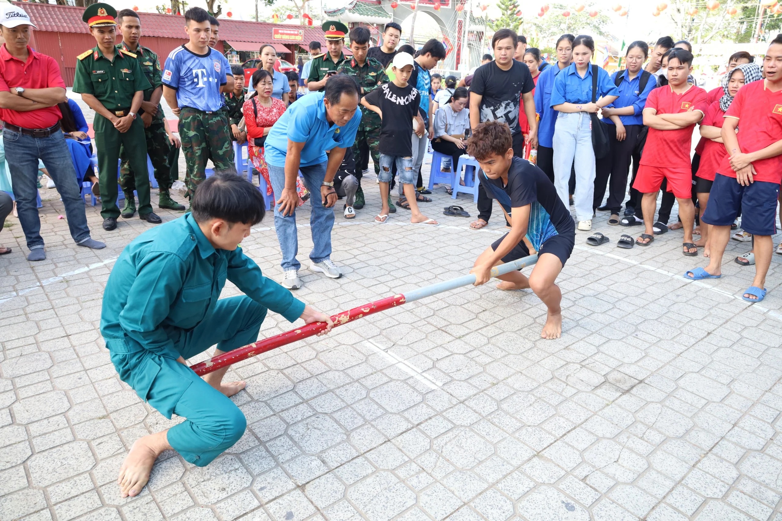 Tuần lễ Văn hóa - Thể thao quận Bình Thủy “Mừng Ðảng quang vinh - mừng Xuân Giáp Thìn 2024” diễn ra với nhiều hoạt động phong phú như các giải thể thao, trò chơi dân gian như Kéo co, đẩy gậy, cờ tướng.