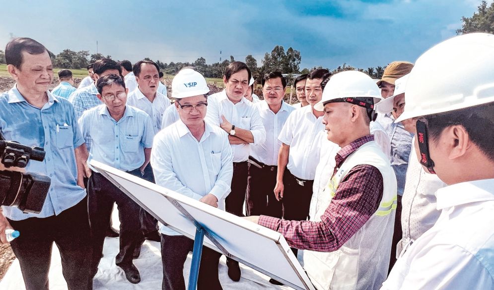 Lãnh đạo TP Cần Thơ cùng các sở, ban, ngành khảo sát khu vực san lắp mặt bằng phục vụ lễ khởi công.