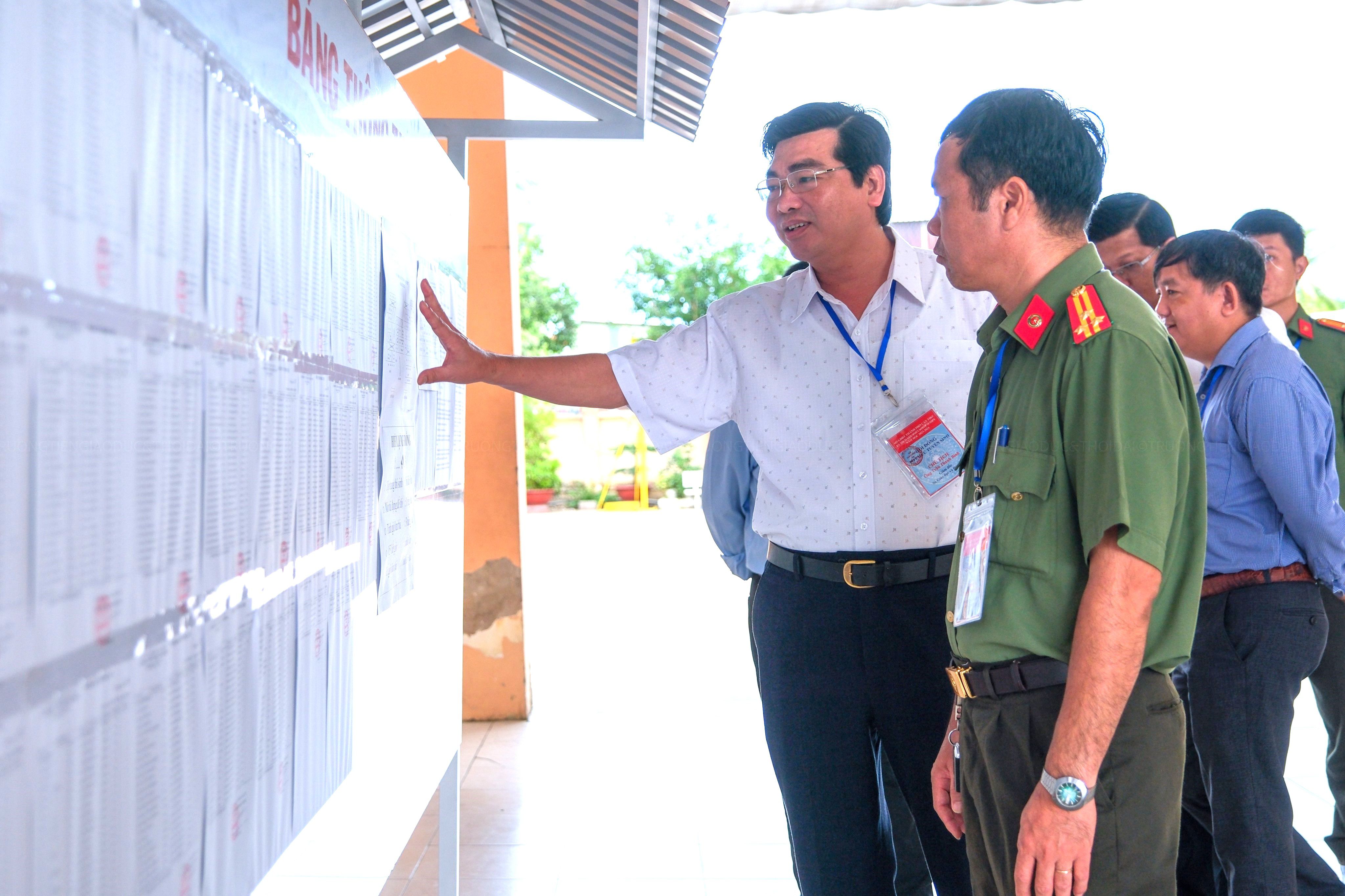 Lãnh đạo Sở cùng đoàn công tác kiểm tra tại điểm thi THPT Nguyễn Việt Hồng.