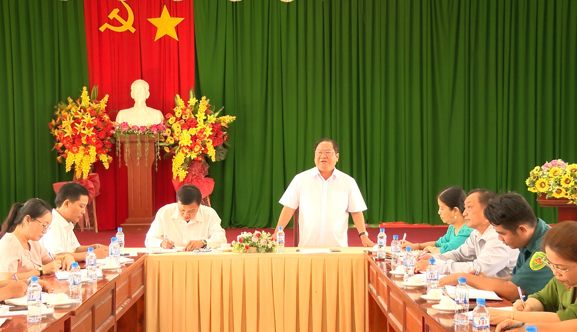 Ông Trần Quốc Vũ, Bí thư Quận ủy, Chủ tịch HĐND quận Bình Thủy phát biểu tại buổi kiểm tra công tác tuyển quân năm 2024 tại phường Long Hoà