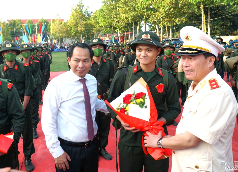 Các đồng chí lãnh đạo Bộ Công an, lãnh đạo thành phố cùng các đại biểu dự Lễ giao, nhận quân tại quận Bình Thủy chụp ảnh lưu niệm cùng các tân binh. Ảnh: PHẠM TRUNG Trung tướng Lê Quốc Hùng, Thứ trưởng Bộ Công an và đồng chí Lê Quang Mạnh, Bí thư Thành ủy Cần Thơ, tặng hoa, động viên tân binh quận Bình Thủy nhập ngũ ở các đơn vị Bộ Công an. Ảnh: PHẠM TRUNG Đồng chí Trần Việt Trường, Phó Bí thư Thành ủy, Chủ tịch UBND thành phố, Chủ tịch Hội đồng NVQS thành phố động viên tân binh quận Bình Thủy nhập ngũ ở các đơn vị Bộ Quốc phòng. Ảnh: PHẠM TRUNG Các đồng chí lãnh đạo Bộ Công an, lãnh đạo thành phố cùng các đại biểu dự Lễ giao, nhận quân tại quận Bình Thủy chụp ảnh lưu niệm cùng các tân binh. Ảnh: PHẠM TRUNG Trung tướng Lê Quốc Hùng, Thứ trưởng Bộ Công an và đồng chí Lê Quang Mạnh, Bí thư Thành ủy Cần Thơ, tặng hoa, động viên tân binh quận Bình Thủy nhập ngũ ở các đơn vị Bộ Công an. Ảnh: PHẠM TRUNG Đồng chí Trần Việt Trường, Phó Bí thư Thành ủy, Chủ tịch UBND thành phố, Chủ tịch Hội đồng NVQS thành phố động viên tân binh quận Bình Thủy nhập ngũ ở các đơn vị Bộ Quốc phòng. Ảnh: PHẠM TRUNG