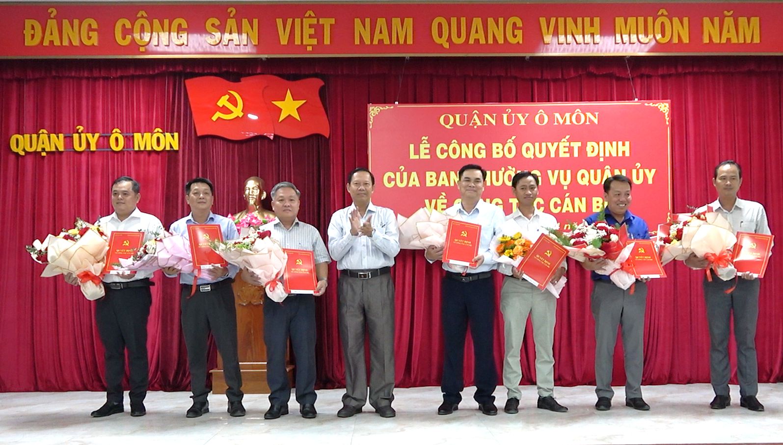 Description: C:\Users\Tan Vinh\Desktop\Anh 2 - Bi thu quan uy trao quyet dinh.png
