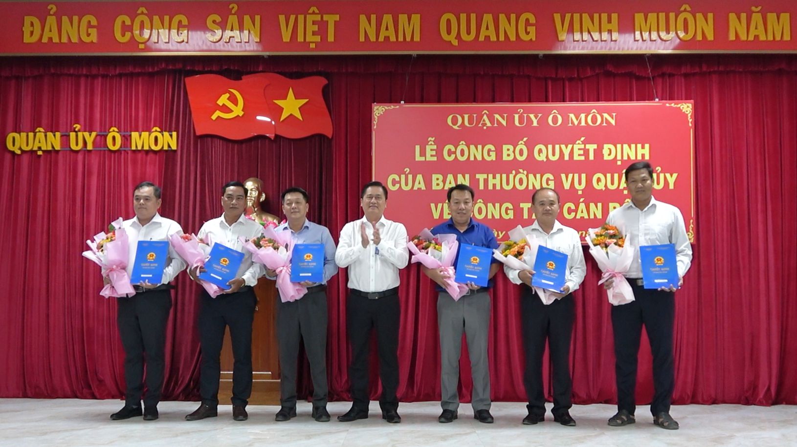 Description: C:\Users\Tan Vinh\Desktop\Anh 1 - chu tich quan trao quyet dinh.png