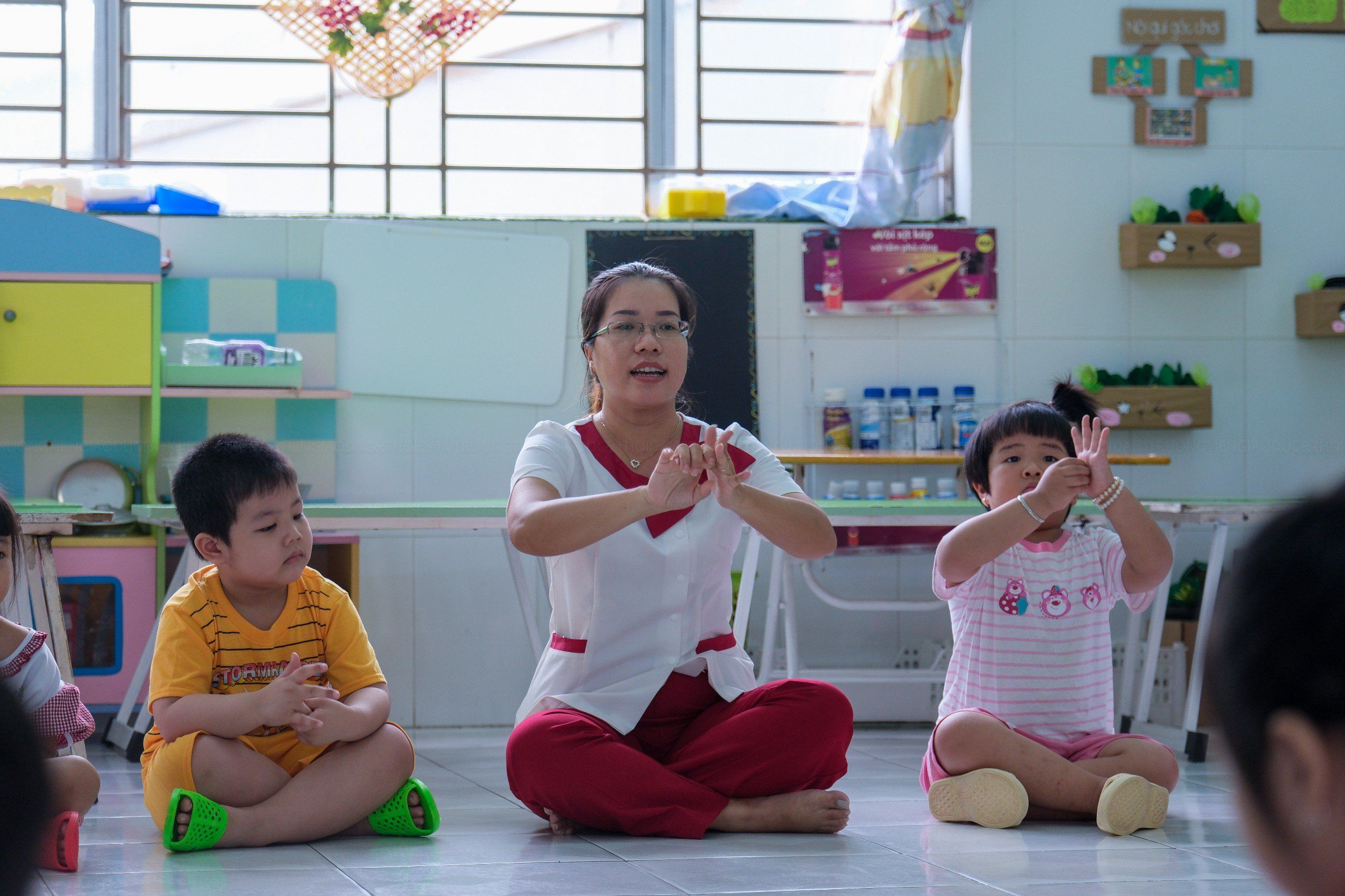 Nhà trường lồng ghép hướng dẫn vệ sinh cá nhân trong giảng dạy trẻ. ảnh 2